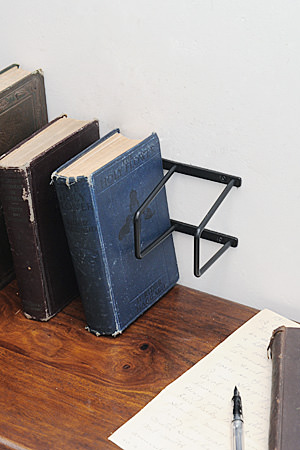 Plain Iron BookStand S