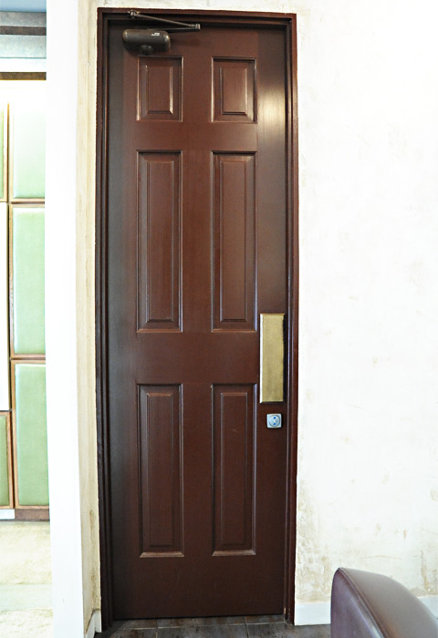 レストルームの扉は重厚感のあるデザインで。