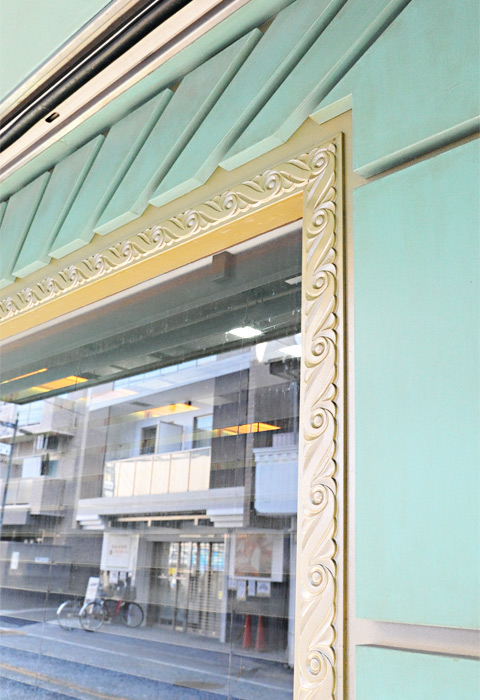 窓枠はゴールドのフレームに、外側にも切れ込みを入れたデザイン。
